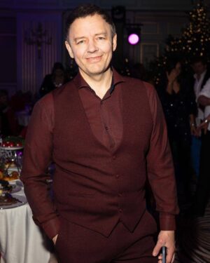 Sergey Netiyevskiy Instagram - 🕺Всех с прошедшим Рождеством!Длинные Новогодние праздники располагают: выдохнуть, посмотреть на себя и свои планы со стороны. Самое время записать 100 желаний на Год!‼️Не ограничивайте себя, будьте спонтанными и откровенными с собой! 

💫Теперь из желаний определите цели- только те, которые вы на самом деле хотите!  Вот прям ваши на самом деле!!! И каждый раз делайте шаги  в их сторону не отвлекаясь  на то , что отнимает у вас время! Ведь время наш главный ресурс! 🙌 Дерзайте!

Как прошли ваши новогодние каникулы?

Пишите в комментариях, пообщаемся🙏🏼

#нетиевский #смех #юмор #уральскиепельмени #коуч #выступления #импровизация #нг #мотивация