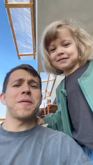 Sergey Romanovich Instagram - Ева говорит: «Папа, а ты непобедим?». Я говорю: «нет, доча, есть люди сильнее меня». Она такая: «а если мы будем вместе?». Ну если вместе, то да, мы непобедимы🤣