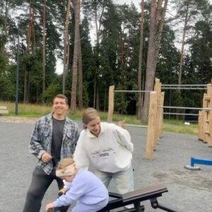 Sergey Romanovich Instagram - Моя роль на семейных прогулках🤝🏾🤣