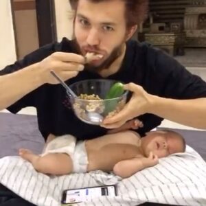 Sergey Romanovich Instagram - 2020 год. Саудовская Аравия. Ева только родилась.
⠀
Примерно за полгода до этого видео, я выкинул свою старую симку, желая пропасть с радаров, чтобы не получать никаких предложений о пробах и кастингах.
⠀
Это был мой очередной радикальный способ изменить жизнь. Я просыпался, уезжал утром в языковой/религиозный колледж и всё остальное время проводил дома.
⠀
Спустя год, максимально погрузившись в контекст, я понял, что студент из меня никудышный и все мои амбиции стать каким-то ученым - это лишь очередной всплеск юношеского максимализма и желание моего эго быть «победителем».
⠀
Так как я видел примеры студентов, которые действительно предназначены для этой миссии и им это было максимально органично. Глядя на них, я осознавал, что я - не такой.
⠀
И если врать другим я научился еще с раннего детства, отыгрывая ту или иную эмоцию в кадре или на сцене, то врать самому себе для меня было невыносимо.
⠀
Поэтому, изучая что-то новое в своей жизни, я всегда старался погрузиться туда на максимум и быть в этом максимально честным по отношению к себе.
⠀
Прожив жизнь во всём ее многообразии, спустя 10 лет попыток «найти себя» в чем-то новом, я понял, что тот, кого я ищу, был всегда со мной.
⠀
Сейчас я не занимаюсь никакими поисками себя, а просто стараюсь жить честно по отношению к себе, не пытаясь соответствовать какому-то «идеалу».
⠀
Всё это время я живу «свою» жизнь. И если в какой-то момент она перестала резонировать с вашей - это не делает её плохой. Она просто другая 🌗