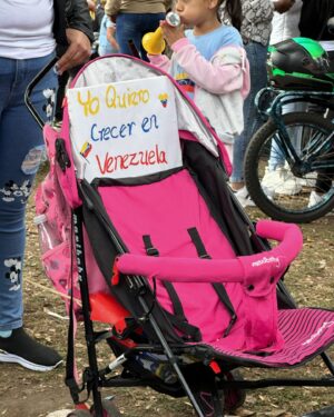 Sergio Daniel Brazón Rodríguez Instagram - Yo quiero que los niños de Venezuela que ven mi contenido CREZCAN EN SU PAÍS y no tengan que migrar como YO ME VI OBLIGADO A HACERLO!! 🇻🇪 Yo quiero una Venezuela donde los adolescentes puedan estudiar lo que ellos quieran y no lo que obliga el sistema. Quiero una Venezuela donde la gente no muera de hambre o por falta de medicina. Quiero que los profesores tengan un sueldo justo, que un médico gane como debería… pero lo más importante: QUIERO QUE VOLVAMOS A CASA CON NUESTRAS FAMILIAS. Es hora de un cambio 🇻🇪🥹 y no se que vaya a pasar hoy, lo que sí se es que HAY FE!! Hay esperanza. Hay alegría… y no vamos a dejar que nos la quiten. Tú puedes Venezuela. Los cambios son buenos❤️‍🩹