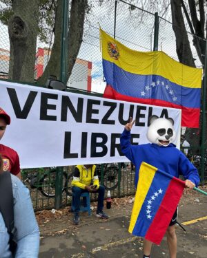 Sergio Daniel Brazón Rodríguez Instagram - Yo quiero que los niños de Venezuela que ven mi contenido CREZCAN EN SU PAÍS y no tengan que migrar como YO ME VI OBLIGADO A HACERLO!! 🇻🇪 Yo quiero una Venezuela donde los adolescentes puedan estudiar lo que ellos quieran y no lo que obliga el sistema. Quiero una Venezuela donde la gente no muera de hambre o por falta de medicina. Quiero que los profesores tengan un sueldo justo, que un médico gane como debería… pero lo más importante: QUIERO QUE VOLVAMOS A CASA CON NUESTRAS FAMILIAS. Es hora de un cambio 🇻🇪🥹 y no se que vaya a pasar hoy, lo que sí se es que HAY FE!! Hay esperanza. Hay alegría… y no vamos a dejar que nos la quiten. Tú puedes Venezuela. Los cambios son buenos❤️‍🩹