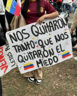 Sergio Daniel Brazón Rodríguez Instagram - Yo quiero que los niños de Venezuela que ven mi contenido CREZCAN EN SU PAÍS y no tengan que migrar como YO ME VI OBLIGADO A HACERLO!! 🇻🇪 Yo quiero una Venezuela donde los adolescentes puedan estudiar lo que ellos quieran y no lo que obliga el sistema. Quiero una Venezuela donde la gente no muera de hambre o por falta de medicina. Quiero que los profesores tengan un sueldo justo, que un médico gane como debería… pero lo más importante: QUIERO QUE VOLVAMOS A CASA CON NUESTRAS FAMILIAS. Es hora de un cambio 🇻🇪🥹 y no se que vaya a pasar hoy, lo que sí se es que HAY FE!! Hay esperanza. Hay alegría… y no vamos a dejar que nos la quiten. Tú puedes Venezuela. Los cambios son buenos❤️‍🩹