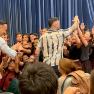 Sérgio Rosado Instagram - Esta terça-feira passada, decorreu a "A Festa da Música" no @colegiomaristadecarcavelos, fomos brindados pelos alunos do quinto ano, com um trabalho sobre os 25 anos de Anjos, desenvolvido ao longo de meses nas Oficinas Educativas em projeto interdisciplinar. 
Parabéns a todos os envolvidos e um agradecimento muito especial aos verdadeiros protagonistas desta grande festa, a todos os alunos que nos proporcionaram uma tarde inesquecível ❤️🙏🏻.