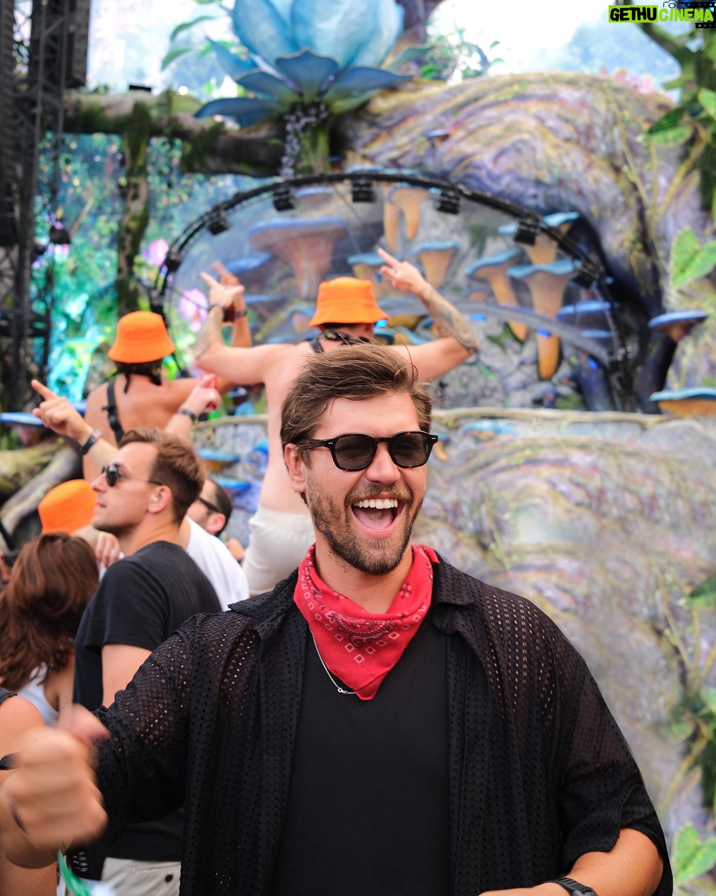 Serhan Onat - 3.3K Likes - Incredible experience, an amazing week, and the best team filled with love. See you next year 🚀🕺 TML’24 @tomorrowland