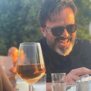 Serhat Kılıç Instagram - Bilemezdik ne içti
Daha dur hele ne içtik
Tüm bilincini yitirmiş
Şehir kurtları tedirgin