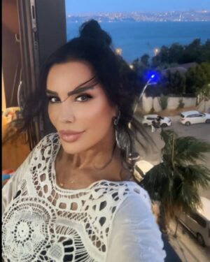 Serpil Çakmaklı Instagram - Hayat bugündür.
Oysaki düşündüğümüz hep yarın.Ömrümüz sürekli bir şeyleri yarına ertelemekle geçiyor.. 
Hayallerimizi, umutlarımızı, sevgi sözlerimizi... Affetmeyi, inandıklarımızı  gerçekleştirmeyi 
hep yarına erteliyoruz.. 
Ama bir şeyi unutuyoruz.. Neyi mi? Yaşanacak kaç yarınımız olduğunu bilmediğimizi, akıl etmeyi....unutuyoruz.#serpilçakmaklı #keşfett #mutlupazarlar #mutlusabahlar #günaydin#sevgi