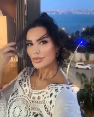 Serpil Çakmaklı Instagram - Hayat bugündür.
Oysaki düşündüğümüz hep yarın.Ömrümüz sürekli bir şeyleri yarına ertelemekle geçiyor.. 
Hayallerimizi, umutlarımızı, sevgi sözlerimizi... Affetmeyi, inandıklarımızı  gerçekleştirmeyi 
hep yarına erteliyoruz.. 
Ama bir şeyi unutuyoruz.. Neyi mi? Yaşanacak kaç yarınımız olduğunu bilmediğimizi, akıl etmeyi....unutuyoruz.#serpilçakmaklı #keşfett #mutlupazarlar #mutlusabahlar #günaydin#sevgi