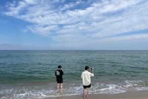 Seungkwan Instagram - 데뷔 초,
대부분 우릴 잘 모르던 음악방송에서
활짝 웃으시면서 먼저 말을 건네며
“어른이 되면 이라는 노래 너무 좋아요” 
그저 우연히 들은 노래가 좋아서 건넨 말일 수 있겠지만
당시 우리에게 
타이틀곡이 아닌 수록곡이 좋다고 말해준 사람은 선배님 한 분뿐이여서
활동 내내 우리 사이에서 자랑거리였던 기억이 있다. 
그 이후 마주칠 때도
단 한 번도 웃지 않으면서 인사를 받아 주신 적이 없었다

오랜만에 만난 MAMA 시상식에서 우리가 대상을 받고 
단체 사진을 찍고 있는 우리에게 또 선뜻 먼저 오셔서
”너무 축하드려요 저도 같이 사진 찍어요~!“
거의 10년이 지났지만
진심이 담긴 축하와 미소는 여전하셨다

그렇게 인연이 닿아 가게 된 시사회에
선배님의 사람들이 가득했다 
난 그 안에 그저 초대된 것만으로도 감사해서 
조용히 보고 가야지 했던 영화에 
너무나 많은 감동을 받았다

나는 히어로 영화를 봐도 
시간을 되돌리는 타임 슬립 영화를 봐도
영화는 영화로만, 실현 가능성은 솔직히 없으니까
보는 거에 만족하며 평점을 매기듯이 영화를 보곤 했다

난 원더랜드를 보고
처음으로 영화를 보면서 
원더랜드 같은 세상이 꼭 왔으면 좋겠고,
언젠가 그런 세상이 올 수 있지 않을까 하는 기대감이 생겼다 

소중함은 그대로 둔 채
슬픔을 아주 조금만 
덜어낼 수 있는 이별이 있다면 어떨까
그게 비록 허상이라 한대도,

남겨진 것들은 한정적이고
추억은 점점 잊혀지고 바래져 가기에
혼자서만 그리워하는 게 아닌
서로가 서로의 안부를 묻고
밥은 먹었는지, 날씨는 어떤지
각자 하루를 또 보내다가 생각나면
맥주 한잔하는 그 느낌을 
잔이 부딪치는 소리는 안 나더라도
인공 지능이든 뭐든 간에 
어떤 형태로든 느낄 수만이라도 있다면
그러면 조금은 덜 무너질 수 있을까?
멍하니 상상하다가
다시 현실로 돌아오니
넣어두었던 후회도 밀려온다

사람에 대한 따뜻함과 
소중함을 더 많이 느끼는 요즘
모든 사람에게 좋은 사람이 될 수 없지만
날 살게 해준 모든 사람들에게는 
꼭 좋은 사람이 되고 싶다는 생각을 
선배님을 보면서 다시 하게 됐다

가깝다고 할 수 없는 선배님과 
우연히 보게 된 영화 하나로 뭐 이렇게까지
구구절절인가 싶지만 
여운이 좀 깊게 남는 영화다 나에게는

제 인생에서 
따뜻하고 좋은 선배님을 만나서
따뜻하고 좋은 영화를 봤습니다
감사합니다 형! @bogummy