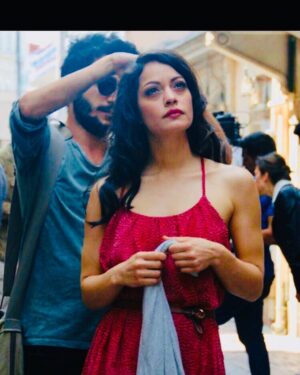 Sezin Akbaşoğulları Instagram - Altın Portakal Film festivaline en son Fakat Müzeyyen Bu Derin Bir Tutku adlı film ile gitmiştim. Yukarıdaki bir set arkası fotosu, değerli saç tasarımcısı arkadaşım saçıma gerekli eklemeleri yapıyor.. Vee bu sene de Ceviz Ağacı filmiyle orada olacağım, yolu açık olsun, fragman ise pek yakında...🌞 @serdarorcin @mertyavuzcan @kubrakip @poetocinemato @cevizagacifilm