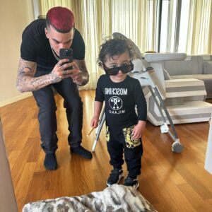 Sfera Ebbasta Instagram - Sei l’amore più puro che esiste, la mia persona preferita sul pianeta, il mio piccolo Re🤴🏻 tanti auguri Gabry 🩵🎂♾️  2
