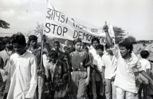 Shabana Azmi Instagram - 1985 My first Morcha against demolitions in Colaba and we won ! #Anand Patwardhan on extreme right