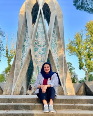 Shabnam Moghadami Instagram - .
…این سبزه که امروز تماشاگه ِ ماست
تا سبزه‌ی خاک ِ ما تماشاگه ِ کیست؟
.
به وقت ِ زیارت ِ حکیم خیام ِنیشابوری.شادان.دلْ خجسته.
نیشابور.تیرماه ِ یک‌هزار و چهارصدوسه.
نهصد و هفتاد سال پس از زیستن ِ ایشان.
.
وقت ِ حضور در آرامگاه خیام،از لحظه‌ی ورود تا زمان ِ رفتنم،خیام‌خوانی ِ جناب ِ شاملو با موسیقی ِ استاد شهبازیان و آواز ِ استاد شجریان پخش می‌شد در محیط.لذت ِ زیارتم دو چندان شد.
.
عالیجناب خیام،از آن دانشمندانی‌ست که به قدر ِ کفایت نشناختیم.نه خودشان را و نه تفکر و فلسفه‌شان را و چه حیف.
کاش درباره‌ی ایشان بخوانیم و رباعیات ِ زیبای ایشان را بیش بخوانیم.
.
حوصله کردید« تحلیل شخصیت خیام» نوشته‌ی علامه محمد تقی جعفری را نگاهی بیاندازید.
.
طراح ِ آرامگاه خیام ،مهندس هوشنگ سیحون است.
این آرامگاه ِ بسیار زیبا،در سال ۱۳۴۲ ساخته شده.
#خیام_نیشابوری 
#اندیشه_خیام 
#علامه_محمدتقی_جعفری 
#رباعیات_خیام 
#نیشابور_گردی
#هوشنگ_سیحون