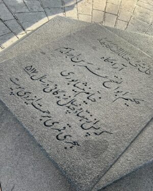 Shabnam Moghadami Instagram - .
…این سبزه که امروز تماشاگه ِ ماست
تا سبزه‌ی خاک ِ ما تماشاگه ِ کیست؟
.
به وقت ِ زیارت ِ حکیم خیام ِنیشابوری.شادان.دلْ خجسته.
نیشابور.تیرماه ِ یک‌هزار و چهارصدوسه.
نهصد و هفتاد سال پس از زیستن ِ ایشان.
.
وقت ِ حضور در آرامگاه خیام،از لحظه‌ی ورود تا زمان ِ رفتنم،خیام‌خوانی ِ جناب ِ شاملو با موسیقی ِ استاد شهبازیان و آواز ِ استاد شجریان پخش می‌شد در محیط.لذت ِ زیارتم دو چندان شد.
.
عالیجناب خیام،از آن دانشمندانی‌ست که به قدر ِ کفایت نشناختیم.نه خودشان را و نه تفکر و فلسفه‌شان را و چه حیف.
کاش درباره‌ی ایشان بخوانیم و رباعیات ِ زیبای ایشان را بیش بخوانیم.
.
حوصله کردید« تحلیل شخصیت خیام» نوشته‌ی علامه محمد تقی جعفری را نگاهی بیاندازید.
.
طراح ِ آرامگاه خیام ،مهندس هوشنگ سیحون است.
این آرامگاه ِ بسیار زیبا،در سال ۱۳۴۲ ساخته شده.
#خیام_نیشابوری 
#اندیشه_خیام 
#علامه_محمدتقی_جعفری 
#رباعیات_خیام 
#نیشابور_گردی
#هوشنگ_سیحون