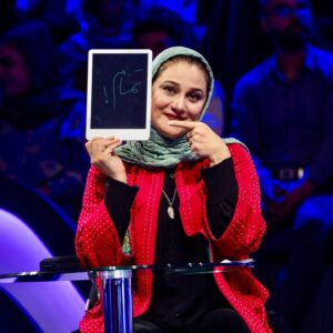 Shabnam Moghadami Instagram - .
.
چشم بر هم زدیم و ۱۵ برنامه گذشت.
فصل دوم ِ صداتوی عزیز تمام‌شد.
صداتو و ما، تمام ِ تلاش‌مان را کرده‌ایم تا به شمای ِ بیننده که دل به دل ِ ما داده‌اید،ما را دوست داشته‌اید و به ما اعتماد کرده‌اید،حسب ِ وظیفه و با تمام ِ دل‌مان،احترام بگذاریم،با شما صادق باشیم و همه‌ی توان‌مان را به کار بگیریم تا درخور ِ تماشا و توجه شما باشیم.
سپاس از شما و مهرتان که همراه ِ همیشه‌ی ما و صداتو هستید.
.
یک «پرتوان باشید»و یک «خسته نباشید» ِ بلند بالا،به اعضای خانواده‌ی بزرگ ِ صداتو،چه آن‌ها که مقابل دوربین و روی صحنه بودند و پیش ِ چشم شما،چه آن‌ها که پشت ِ صحنه بودند و شما نمی‌دیدشان.
همه‌ی آن‌ها که ماه‌ها تلاش کردند تا به چشم شما بیاییم.
.
من و دوستانم در صداتوی عزیز،گاه با تب و بیماری،گاه با صدایی گرفته و حنجره‌ای خسته…گاه با اندوه و دل‌گرفتگی…گاه با مشکلاتی که روح و روان‌مان را می‌چلاند.تلاش کردیم بهترین ِ خودمان باشیم.تلاش کردیم همه‌ی خستگی‌ها و غم‌ها و گرفتاری‌های شخصی و اجتماعی را پشت ِ در استودیوی ِضبط بگذاریم و با دلی روشن و حواسی جمع و صورتی پُر از لبخند کنار شما و برنامه باشیم…بخندیم و بخوانیم و شما را به لبخند و موسیقی و ترانه دعوت کنیم.
دوست جان‌ها،خواهر‌جان‌ها و برادر‌جان‌ها…
دوست‌تان دارم و آرزویم درخشش‌همیشگی‌ ِ شماست.
.
این چند‌قاب،عکس‌هایی که عکاس ِ برنامه،مجید ریاحی عزیز ،حین ضبط، از ما برداشته‌اند.تقدیم به نگاه شما.با سپاس از ایشان.
.
نکته :از تک‌تک ِ نوازندگان حرفه‌ای و درجه‌یک ِ برنامه و رهبر ارکستر،امیرعلی هدایت زاده‌ عزیز، بسیار ممنونم.
.
نکته‌ی دوم: عزیزانم،باور بفرمایید برای شرکت در فصل سوم برنامه،هیچ راهی…هیچ راهی به جز ثبت نام از طریق سایت ِ صداتو وجود ندارد!
.
#صداتو
#حامد_جوادزاده 
#محسن_کیایی
#محسن_شریفیان
#محمد_بحرانی 
#امیر_مهدی_ژوله 
#ریحانه_سعیدیان 
#فاطمه_باقری 
#مجید_ریاحی
#گیم_شو_صداتو 
#امیر_علی_هدایت_زاده 
#نوید_فرح_مرزی
#مریم_یاستی
#محمد_اردلانى 
.
@sedatotvshow 
@hamedjavadzade
@mohsen_kiaee 
@mohsen_sharifian 
@reyhansaedeyan 
@faatemebagheri 
@majidriyahiphotography 
@navidfarahmarzi.art 
@m_ardalani 
@filimocom
@maryam_yasti
@amirali.hedayatzadeh