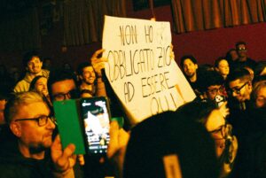 Shade Instagram - BOLOGNA 📍
ti sto scrivendo col cuore a pezzi per la fine di questo tour ma con la gioia negli occhi rivedendo ieri sera. 
È stata l’ultima tappa migliore che potessi desiderare! Come sempre il ringraziamento va a voi, a chi ha viaggiato da lontano, a chi ha fatto più di una data del tour, a chi ha organizzato le sorprese durante lo show.
Siete unici davvero. ✨
Facciamo che appena realizzo cos’è successo faccio un discorso di fine tour, ora non sono abbastanza lucido però una cosa la so: mi mancano già i vostri abbracci 🫂❤️‍🩹🙏🏻