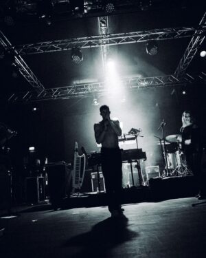 Shade Instagram - Fine tour (?) 

Mi sono preso del tempo per pensare.
Voglio essere sincero con voi: non mi sarei mai aspettato di vedere tutta questa gente riempire i concerti… e invece eravate tutti lì, persone diverse, di ogni età e provenienza possibile. 
È stato un sogno, sono state 4 date indimenticabili! 
Con una band che ha risuonato tutto dal vivo senza mai risparmiarsi, i miei banditos! 
Avete speso tempo e soldi per me e spero di aver in parte ricambiato, spero che per quelle 2 ore di live abbiate lasciato tutte le negatività fuori dai locali e che aver cantato, ballato e pianto con noi vi abbia fatto star bene.
Spero lo show vi sia piaciuto, fatemelo sapere perché ci abbiamo lavorato davvero tanto ed è assurdo come distruggermi fisicamente sia stato in realtà molto terapeutico per me. 
Sapevo che lo stavo facendo per voi, per regalarvi un live speciale.
A tutti coloro che lo hanno reso possibile, soprattutto a voi: G R A Z I E. 🙏🏻
Ci vediamo non so quando ma presto miei Truman. 
Vostro per sempre, V.