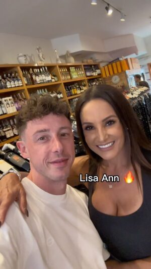 Shade Instagram - Cosa ci faccio con Lisa Ann?! 🔞🔥🤯
Giornate americane sempre più surreali!