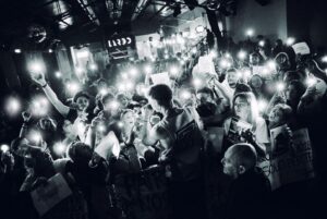 Shade Instagram - GRAZIE ROMA 📍
Grazie a tutti i romani ma anche ai pendolari venuti da altre regioni, da altri paesi come Germania, Repubblica Ceca e addirittura dagli Stati Uniti.
Nonostante tutto, insieme eravamo a casa. 🏠🫂 
Grazie per i regali, gli striscioni, i cartelloni e per aver cantato con me dalla prima all’ultima canzone per due ore di concerto.
Siete i miei Truman, non dimenticatelo mai perché io non lo farò. 
Stasera ultima tappa a Bologna, anche se vorrei non finisse mai. 
Ultimi biglietti in bio ❤️‍🩹