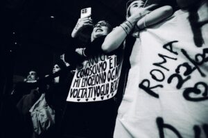 Shade Instagram - GRAZIE ROMA 📍
Grazie a tutti i romani ma anche ai pendolari venuti da altre regioni, da altri paesi come Germania, Repubblica Ceca e addirittura dagli Stati Uniti.
Nonostante tutto, insieme eravamo a casa. 🏠🫂 
Grazie per i regali, gli striscioni, i cartelloni e per aver cantato con me dalla prima all’ultima canzone per due ore di concerto.
Siete i miei Truman, non dimenticatelo mai perché io non lo farò. 
Stasera ultima tappa a Bologna, anche se vorrei non finisse mai. 
Ultimi biglietti in bio ❤️‍🩹