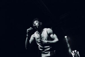 Shade Instagram - Riportatemi qui vi prego. 🙏🏻
Non ci sono parole Milano.
Non so voi ma io ho fatto il pieno di good vibes ieri sera.
Il locale pieno, i regali pazzeschi che mi avete fatto, le rose lanciate sul pezzo con Zio Ax, l’accoglienza per il super freestyle con Ensi e Nerone (che entrerà nella storia e ci farà prendere anche svariate denunce) e anche la sorpresa che mi avete fatto sulla canzone più importante per me. 
È stato tutto perfetto!
Non so come dirvi grazie vorrei solo abbracciare tutti perché siete persone immense e sono fortunato ad avervi nella mia vita. ❤️‍🩹
Ci vediamo domani a Roma, Largo Venue.