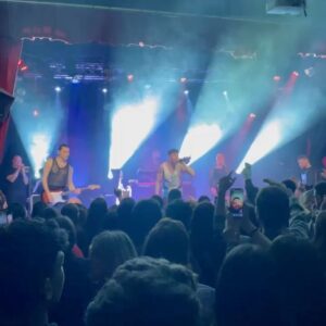 Shade Instagram - Fine tour (?) 

Mi sono preso del tempo per pensare.
Voglio essere sincero con voi: non mi sarei mai aspettato di vedere tutta questa gente riempire i concerti… e invece eravate tutti lì, persone diverse, di ogni età e provenienza possibile. 
È stato un sogno, sono state 4 date indimenticabili! 
Con una band che ha risuonato tutto dal vivo senza mai risparmiarsi, i miei banditos! 
Avete speso tempo e soldi per me e spero di aver in parte ricambiato, spero che per quelle 2 ore di live abbiate lasciato tutte le negatività fuori dai locali e che aver cantato, ballato e pianto con noi vi abbia fatto star bene.
Spero lo show vi sia piaciuto, fatemelo sapere perché ci abbiamo lavorato davvero tanto ed è assurdo come distruggermi fisicamente sia stato in realtà molto terapeutico per me. 
Sapevo che lo stavo facendo per voi, per regalarvi un live speciale.
A tutti coloro che lo hanno reso possibile, soprattutto a voi: G R A Z I E. 🙏🏻
Ci vediamo non so quando ma presto miei Truman. 
Vostro per sempre, V.