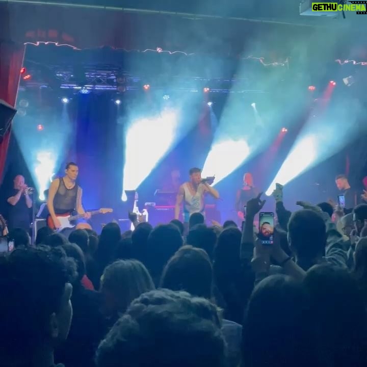 Shade - 3 Likes - Fine tour (?)
Mi sono preso del tempo per pensare.
Voglio essere sincero con voi: non mi sarei mai aspettato di vedere tutta questa gente riempire i concerti… e invece eravate tutti lì, persone diverse, di ogni età e provenienza possibile.
È stato un sogno, sono state 4 date indimenticabili!
Con una band che ha risuonato tutto dal vivo senza mai risparmiarsi, i miei banditos!
Avete speso tempo e soldi per me e spero di aver in parte ricambiato, spero che per quelle 2 ore di live abbiate lasciato tutte le negatività fuori dai locali e che aver cantato, ballato e pianto con noi vi abbia fatto star bene.
Spero lo show vi sia piaciuto, fatemelo sapere perché ci abbiamo lavorato davvero tanto ed è assurdo come distruggermi fisicamente sia stato in realtà molto terapeutico per me.
Sapevo che lo stavo facendo per voi, per regalarvi un live speciale.
A tutti coloro che lo hanno reso possibile, soprattutto a voi: G R A Z I E. 🙏🏻
Ci vediamo non so quando ma presto miei Truman.
Vostro per sempre, V.