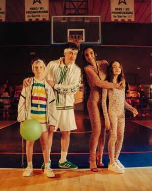Shade Instagram - IL PROF DI EDUCAZIONE FISICA VI ASPETTA! 🏀🎾
Lo trovate nel video di DIRE FARE BACIARE, fuori ora! 
Link nelle storie.