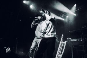 Shade Instagram - BOLOGNA 📍
ti sto scrivendo col cuore a pezzi per la fine di questo tour ma con la gioia negli occhi rivedendo ieri sera. 
È stata l’ultima tappa migliore che potessi desiderare! Come sempre il ringraziamento va a voi, a chi ha viaggiato da lontano, a chi ha fatto più di una data del tour, a chi ha organizzato le sorprese durante lo show.
Siete unici davvero. ✨
Facciamo che appena realizzo cos’è successo faccio un discorso di fine tour, ora non sono abbastanza lucido però una cosa la so: mi mancano già i vostri abbracci 🫂❤️‍🩹🙏🏻