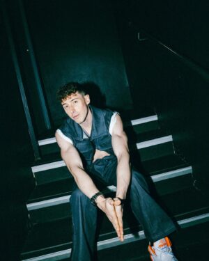 Shade Instagram - Fine tour (?) 

Mi sono preso del tempo per pensare.
Voglio essere sincero con voi: non mi sarei mai aspettato di vedere tutta questa gente riempire i concerti… e invece eravate tutti lì, persone diverse, di ogni età e provenienza possibile. 
È stato un sogno, sono state 4 date indimenticabili! 
Con una band che ha risuonato tutto dal vivo senza mai risparmiarsi, i miei banditos! 
Avete speso tempo e soldi per me e spero di aver in parte ricambiato, spero che per quelle 2 ore di live abbiate lasciato tutte le negatività fuori dai locali e che aver cantato, ballato e pianto con noi vi abbia fatto star bene.
Spero lo show vi sia piaciuto, fatemelo sapere perché ci abbiamo lavorato davvero tanto ed è assurdo come distruggermi fisicamente sia stato in realtà molto terapeutico per me. 
Sapevo che lo stavo facendo per voi, per regalarvi un live speciale.
A tutti coloro che lo hanno reso possibile, soprattutto a voi: G R A Z I E. 🙏🏻
Ci vediamo non so quando ma presto miei Truman. 
Vostro per sempre, V.