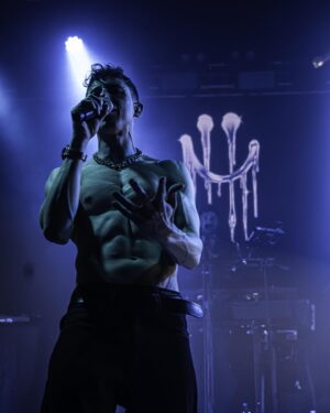 Shade Instagram - Fine tour (?) 

Mi sono preso del tempo per pensare.
Voglio essere sincero con voi: non mi sarei mai aspettato di vedere tutta questa gente riempire i concerti… e invece eravate tutti lì, persone diverse, di ogni età e provenienza possibile. 
È stato un sogno, sono state 4 date indimenticabili! 
Con una band che ha risuonato tutto dal vivo senza mai risparmiarsi, i miei banditos! 
Avete speso tempo e soldi per me e spero di aver in parte ricambiato, spero che per quelle 2 ore di live abbiate lasciato tutte le negatività fuori dai locali e che aver cantato, ballato e pianto con noi vi abbia fatto star bene.
Spero lo show vi sia piaciuto, fatemelo sapere perché ci abbiamo lavorato davvero tanto ed è assurdo come distruggermi fisicamente sia stato in realtà molto terapeutico per me. 
Sapevo che lo stavo facendo per voi, per regalarvi un live speciale.
A tutti coloro che lo hanno reso possibile, soprattutto a voi: G R A Z I E. 🙏🏻
Ci vediamo non so quando ma presto miei Truman. 
Vostro per sempre, V.
