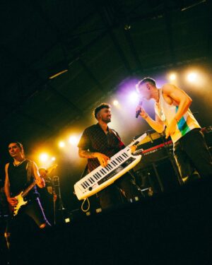 Shade Instagram - Fine tour (?) 

Mi sono preso del tempo per pensare.
Voglio essere sincero con voi: non mi sarei mai aspettato di vedere tutta questa gente riempire i concerti… e invece eravate tutti lì, persone diverse, di ogni età e provenienza possibile. 
È stato un sogno, sono state 4 date indimenticabili! 
Con una band che ha risuonato tutto dal vivo senza mai risparmiarsi, i miei banditos! 
Avete speso tempo e soldi per me e spero di aver in parte ricambiato, spero che per quelle 2 ore di live abbiate lasciato tutte le negatività fuori dai locali e che aver cantato, ballato e pianto con noi vi abbia fatto star bene.
Spero lo show vi sia piaciuto, fatemelo sapere perché ci abbiamo lavorato davvero tanto ed è assurdo come distruggermi fisicamente sia stato in realtà molto terapeutico per me. 
Sapevo che lo stavo facendo per voi, per regalarvi un live speciale.
A tutti coloro che lo hanno reso possibile, soprattutto a voi: G R A Z I E. 🙏🏻
Ci vediamo non so quando ma presto miei Truman. 
Vostro per sempre, V.