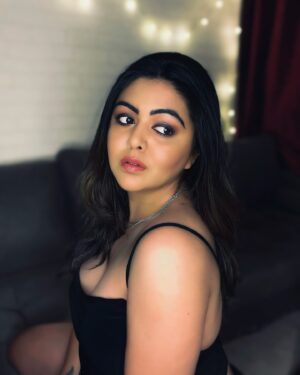 Shafaq Naaz Instagram - Nothing much just slaying 🖤🩶
