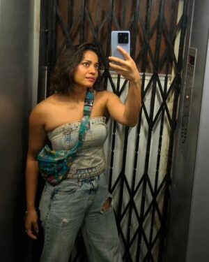 Shahana Goswami Instagram - Posing for myself to myself as myself. 

#bakchodi #posing #faltutimepass #justlikethat