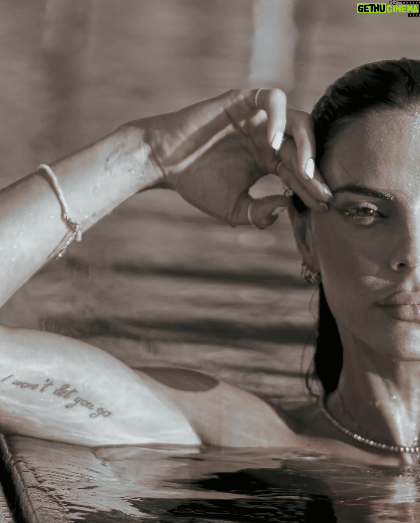 Shaila Gatta - 24.4K Likes - Solo 20 minuti a disposizione e mi ritrovo delle foto meravigliose… grazie piccola @phylenias_ 🤍