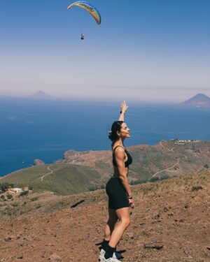 Shaila Gatta Instagram - La foto numero 3 è la prova che non era una vacanza ma un tour de force 😂🌸🇮🇹

Ph @sara.rossi.ph 

#Sicily #eolieislands