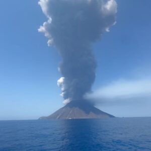 Shaila Gatta Instagram - Vedere l’’eruzione di Stromboli dal vivo è stato incredibile… 🤍

La natura è meravigliosa

 Ph @sara.rossi.ph