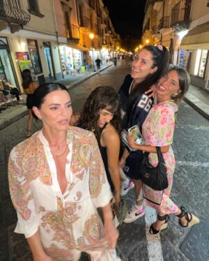 Shaila Gatta Instagram - Eolie dump with friends 🌸♥️🐬

📸 @sara.rossi.ph