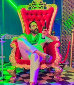 Shaji Choudhary Instagram - Caption aap hi bata do ..!!💕💕
.
.
.
#pictures #pictureoftheday #pictoftheday #red #redchair #king #kingsize #white #redandwhite