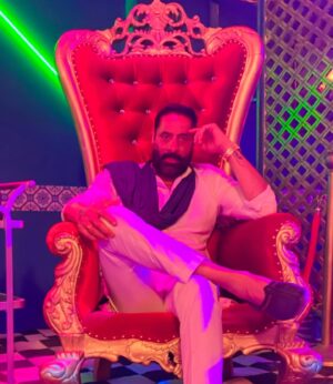 Shaji Choudhary Instagram - Caption aap hi bata do ..!!💕💕
.
.
.
#pictures #pictureoftheday #pictoftheday #red #redchair #king #kingsize #white #redandwhite