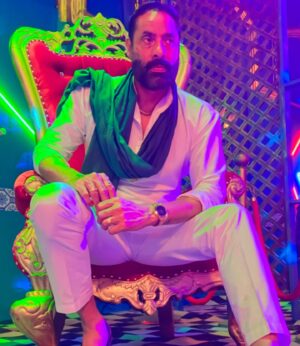 Shaji Choudhary Instagram - Caption aap hi bata do ..!!💕💕
.
.
.
#pictures #pictureoftheday #pictoftheday #red #redchair #king #kingsize #white #redandwhite