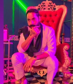Shaji Choudhary Instagram - Caption aap hi bata do ..!!💕💕
.
.
.
#pictures #pictureoftheday #pictoftheday #red #redchair #king #kingsize #white #redandwhite
