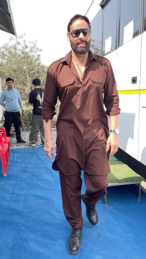 Shaji Choudhary Instagram - अपना तो पठानी पसंदीदा हो गया 😍❤️ आपका…?

#pathani #look #ready #for #shot #brown #colour #sun #shining #ottd #fashion #reels #reelsinstagram #viral #shajichoudary