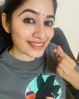 Shambhavy gurumoorthy Instagram - Me and my selfie addiction !!!🤪

#samandprasi #trend #trending #instagood #instalike #instadaily #trendingnow #selflove #mondaymood #selfie #shambhavy✨ #shambhavygurumoorthy #youtuber #actress #loveyourself
