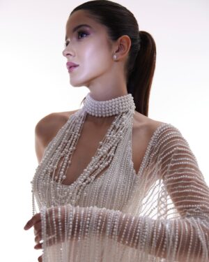 Shanaya Kapoor Instagram - dripping in 100,000 pearls!🤍 (literally🤭!!)
@manishmalhotraworld @sashajairam 

styling: @tanghavri @esther_pinto98 @niharikavaggarwal 
makeup: @sahithya.shetty @mynykaa @charlottetilbury 
hair: @souravv_roy_