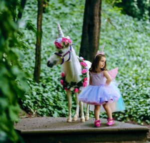 Shanik Aspe Instagram - Feliz cumpleaños adelantado mi princesa 👑 !  Para los que han seguido mis historias desde hace tiempo sabrán que el sueño máximo de mi Carlotta era ver un unicornio de verdad🦄. Incluso fue lo único que le pidió a santa claus en navidad , pero no sucedió 😔 . Algunos adultos y uno que otro niño le dijeron que los unicornios no existían y que era muy infantil creer en ello ( Que bueno que lo sea a los 3 años ¿ no ? ) . Tuvimos varias pláticas al respecto y mi respuesta siempre fue que no dejara de soñar porque si algo tengo claro es que de alguna u otra manera los sueños si se hacen realidad para aquellos que deciden creer . 🦄❤️ Carlotta nunca dejes de soñar ! 

Está pequeña unicornia estuvo contenta , muy bien cuidada y protegida.  El amor y respeto hacia los animales y la naturaleza también es parte de nuestra enseñanza como padres . 
Gracias @gabyaranda__ por capturar este y tantos momentos tan especiales de nuestra vida . No solo es tu trabajo como fotógrafa sino tu calidez humana la que hace que cada sesión de fotos sea hermosa . 

Gracias @sofiasclosetmx por el vestido y zapatos de princesa uniconrnio más bonito que he visto .

Las botas más cool @picarretta