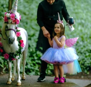 Shanik Aspe Instagram - Feliz cumpleaños adelantado mi princesa 👑 !  Para los que han seguido mis historias desde hace tiempo sabrán que el sueño máximo de mi Carlotta era ver un unicornio de verdad🦄. Incluso fue lo único que le pidió a santa claus en navidad , pero no sucedió 😔 . Algunos adultos y uno que otro niño le dijeron que los unicornios no existían y que era muy infantil creer en ello ( Que bueno que lo sea a los 3 años ¿ no ? ) . Tuvimos varias pláticas al respecto y mi respuesta siempre fue que no dejara de soñar porque si algo tengo claro es que de alguna u otra manera los sueños si se hacen realidad para aquellos que deciden creer . 🦄❤️ Carlotta nunca dejes de soñar ! 

Está pequeña unicornia estuvo contenta , muy bien cuidada y protegida.  El amor y respeto hacia los animales y la naturaleza también es parte de nuestra enseñanza como padres . 
Gracias @gabyaranda__ por capturar este y tantos momentos tan especiales de nuestra vida . No solo es tu trabajo como fotógrafa sino tu calidez humana la que hace que cada sesión de fotos sea hermosa . 

Gracias @sofiasclosetmx por el vestido y zapatos de princesa uniconrnio más bonito que he visto .

Las botas más cool @picarretta