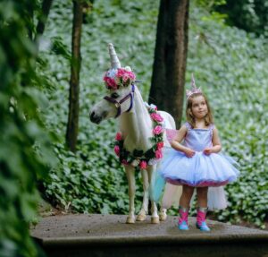 Shanik Aspe Instagram - Feliz cumpleaños adelantado mi princesa 👑 !  Para los que han seguido mis historias desde hace tiempo sabrán que el sueño máximo de mi Carlotta era ver un unicornio de verdad🦄. Incluso fue lo único que le pidió a santa claus en navidad , pero no sucedió 😔 . Algunos adultos y uno que otro niño le dijeron que los unicornios no existían y que era muy infantil creer en ello ( Que bueno que lo sea a los 3 años ¿ no ? ) . Tuvimos varias pláticas al respecto y mi respuesta siempre fue que no dejara de soñar porque si algo tengo claro es que de alguna u otra manera los sueños si se hacen realidad para aquellos que deciden creer . 🦄❤️ Carlotta nunca dejes de soñar ! 

Está pequeña unicornia estuvo contenta , muy bien cuidada y protegida.  El amor y respeto hacia los animales y la naturaleza también es parte de nuestra enseñanza como padres . 
Gracias @gabyaranda__ por capturar este y tantos momentos tan especiales de nuestra vida . No solo es tu trabajo como fotógrafa sino tu calidez humana la que hace que cada sesión de fotos sea hermosa . 

Gracias @sofiasclosetmx por el vestido y zapatos de princesa uniconrnio más bonito que he visto .

Las botas más cool @picarretta