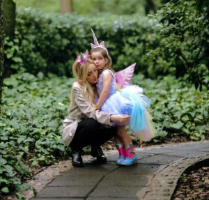 Shanik Aspe Instagram - Feliz cumpleaños adelantado mi princesa 👑 !  Para los que han seguido mis historias desde hace tiempo sabrán que el sueño máximo de mi Carlotta era ver un unicornio de verdad🦄. Incluso fue lo único que le pidió a santa claus en navidad , pero no sucedió 😔 . Algunos adultos y uno que otro niño le dijeron que los unicornios no existían y que era muy infantil creer en ello ( Que bueno que lo sea a los 3 años ¿ no ? ) . Tuvimos varias pláticas al respecto y mi respuesta siempre fue que no dejara de soñar porque si algo tengo claro es que de alguna u otra manera los sueños si se hacen realidad para aquellos que deciden creer . 🦄❤️ Carlotta nunca dejes de soñar ! 

Está pequeña unicornia estuvo contenta , muy bien cuidada y protegida.  El amor y respeto hacia los animales y la naturaleza también es parte de nuestra enseñanza como padres . 
Gracias @gabyaranda__ por capturar este y tantos momentos tan especiales de nuestra vida . No solo es tu trabajo como fotógrafa sino tu calidez humana la que hace que cada sesión de fotos sea hermosa . 

Gracias @sofiasclosetmx por el vestido y zapatos de princesa uniconrnio más bonito que he visto .

Las botas más cool @picarretta