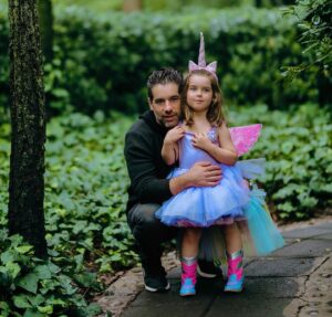 Shanik Aspe Instagram - Feliz cumpleaños adelantado mi princesa 👑 !  Para los que han seguido mis historias desde hace tiempo sabrán que el sueño máximo de mi Carlotta era ver un unicornio de verdad🦄. Incluso fue lo único que le pidió a santa claus en navidad , pero no sucedió 😔 . Algunos adultos y uno que otro niño le dijeron que los unicornios no existían y que era muy infantil creer en ello ( Que bueno que lo sea a los 3 años ¿ no ? ) . Tuvimos varias pláticas al respecto y mi respuesta siempre fue que no dejara de soñar porque si algo tengo claro es que de alguna u otra manera los sueños si se hacen realidad para aquellos que deciden creer . 🦄❤️ Carlotta nunca dejes de soñar ! 

Está pequeña unicornia estuvo contenta , muy bien cuidada y protegida.  El amor y respeto hacia los animales y la naturaleza también es parte de nuestra enseñanza como padres . 
Gracias @gabyaranda__ por capturar este y tantos momentos tan especiales de nuestra vida . No solo es tu trabajo como fotógrafa sino tu calidez humana la que hace que cada sesión de fotos sea hermosa . 

Gracias @sofiasclosetmx por el vestido y zapatos de princesa uniconrnio más bonito que he visto .

Las botas más cool @picarretta